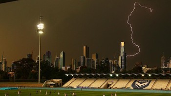 Pemandangan keren namun menakutkan di mana petir menyambar gedung-gedung tinggi di kota Melbourne. Foto diambil saat pertandingan bisbol pada tahun 2017 oleh fotografer Scott Barbour. (Foto: Getty Images)