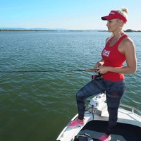 Kini, semua orang dapat menjadi selebriti online dengan bantuan teknologi. Seperti yang dialami oleh wanita asal Australia ini yang dapat perhatian banyak netizen karena kecintaannya memancing ikan. Foto: Instagram @hookedonbrooke.online