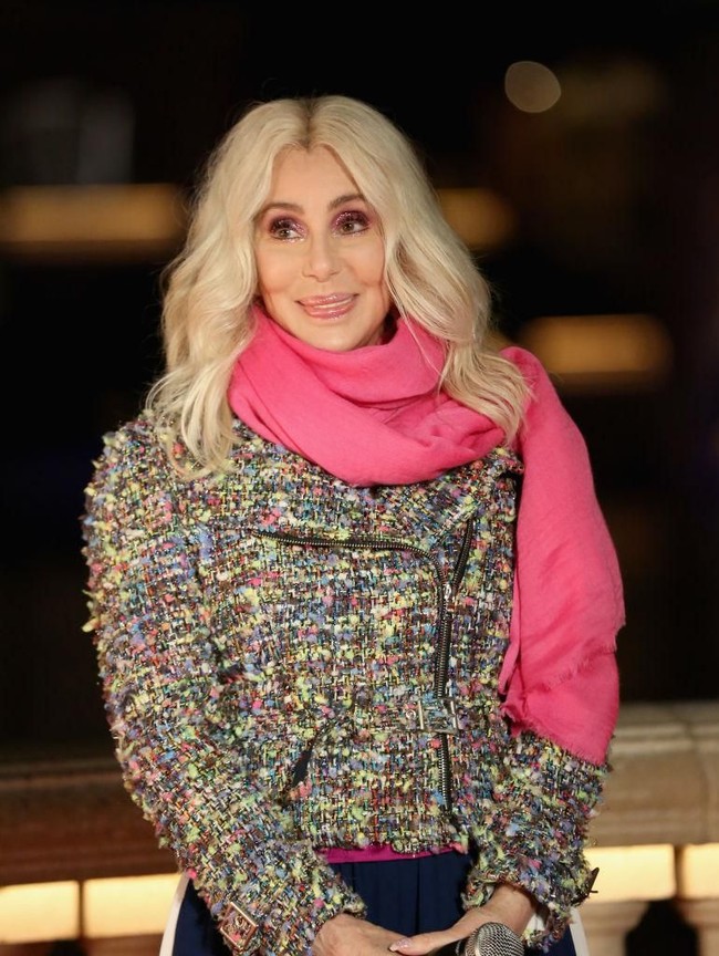 Cher tak memungkiri, penampilan wajahnya yang awet muda itu merupakan hasil operasi plastik sekitar sepuluh tahun. Ya, aku melakukan operasi pengencangan wajah. Siapa yang tidak pernah? ujar Cher seperti dikutip Glamour. (Foto: Getty Images)