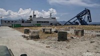 Crane atau alat bongkar muatan tumbang. 
