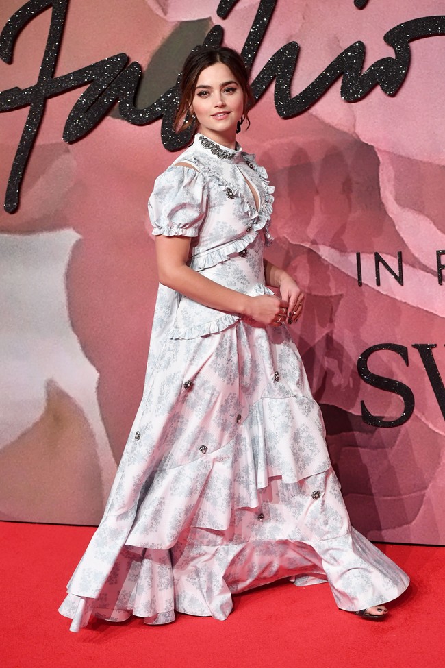 Seperti dilaporkan sumber dari Vanity Fair, saat melihat Jenna berada di acara yang sama, Pangeran Harry tak bisa menutupi sikap kikuknya. Pria 34 tahun itu terlihat salah tingkah.  Foto: Dok. Getty Images