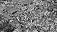 Pasar ikan Tsukiji telah beroperasi secara resmi 2 Februari 1935 dan didapuk menjadi pasar ikan terbesar di Jepang. Pasar ini pun terbagi menjadi 2 bagian. Di bagian luar pasar ini berdiri sekitar 400 toko yang menjual beragam ikan segar, makanan kering, sushi, daging, buah-buahan dan lainnya. Namun, para pedagang yang menjual ikan segar dan berbagai jenis hewan laut lainnya banyak tersebar di pasar Tsukiji sehingga terkenal dengan sebutan Pasar Ikan Tsukiji. Istimewa/Tokyo Metropolitan Government/Handout via Reuters.
