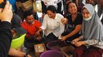 Gaya Menteri Rini saat Bantu Masak di Dapur Umum Palu