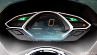 Sedikit perbedaan juga ada di digital panel mater. Di PCX Hybrid, digital panel meter menghadirkan tampilan lebih informatif melalui fitur riding mode, level pengisian baterai dan indikator baterai lithium.