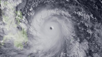 Sebuah gambar dari National Oceanic and Atmospheric Administration (NOAA) menampilkan badai angin topan yang bergerak menuju Filipina pada tahun 2013 di Samudera Pasifik. Badai itu melaju kencang dengan kecepatan angin 140 mil per jam. (Foto: Getty Images)