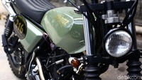 Motor itu diubah menjadi konsep Scrambler Tracker.