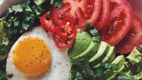 Wah, cantik ya! Salad sayuran jadi makin enak dan menarik dengan telor ceplok. Foto: Instagram @theamericafoodie