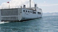 Kapal tersebut berangkat menuju Makassar.
