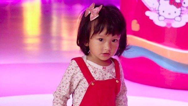Foto-foto Menggemaskan Salma, Cucu Ratna Sarumpaet yang Cantik