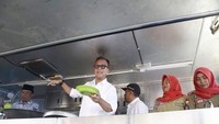 Berbaur dengan pengungsi, Mensos juga makan menu yang sama dengan pengungsi. Makan bersama masyarakat korban gempa di dapur umum dengan menu pengungsi, tulis Agus. Foto: instagram @agusgumiwangk