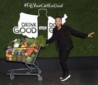 Chrissy Teigen Terbitkan Buku Masak, Berat Badan John Legend Naik