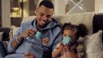 Sempat Dekat dengan Agnez Mo, Ini Pose Chris Brown Saat Makan Kepiting