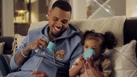 Meski punya jadwal yang cukup sibuk, tapi Chris tetap dekat dengan sang putri. Minum teh sambil menemani sang putri nonton tv, juga sering dilakukannya. Foto: Hollywood - Istimewa