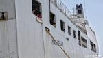 KRI Makassar Angkut Pengungsi Korban Gempa Palu