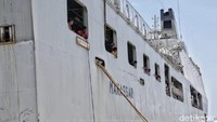 KRI Makassar-590 sebelumnya memberangkatkan relawan dan keluarga para korban gempa ke Palu, Sulawesi Tengah.