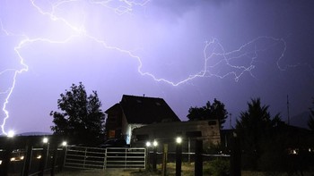Kilatan petir yang terjadi di area pengunungan Spring di Nevada. Terjadi angin kencang mencapai 70 mph hingga menyebabkan padam listrik ke lebih dari 55.000 rumah penduduk. (Foto: Getty Images)