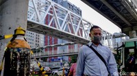 Warga melintas di sekitar proyek pembangunan jembatan penyeberangan orang (JPO) Dukuh Atas.