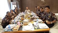 Mensos Agus terlihat sedang menerima tamu dari FKPPI. Mereka berkunjung ke kantor Kementrian Sosial sekaligus dijamu makan siang. Foto: instagram @agusgumiwangk