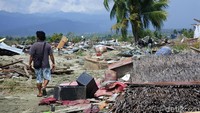  Reruntuhan bangunan menyembul dari dalam lumpur yang mulai mengering.