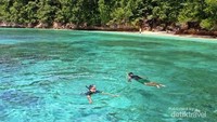 Ada juga Pantai Tanjung Karang yang memiliki pantai pasir putih, air laut yang jernih, sampai terumbu karang yang terawat baik (Mierell Christy Ayal/dTraveler)