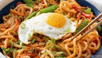 Udon atau mie goreng bisa tampil menarik dan enak dengan tambahan telor goreng. Nyam! Foto: Instagram @eggsoeifts