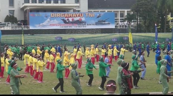 Tak ketinggalan juga ibu-ibu dari Bhayangkari dan Persit mengelar Tarian Tobela massal di Lapangan Merdeka Ambon. (Muslimin Abbas/detikTravel) Tak ketinggalan juga ibu-ibu dari Bhayangkari dan Persit mengelar Tarian Tobela massal di Lapangan Merdeka Ambon. (Muslimin Abbas/detikTravel)
