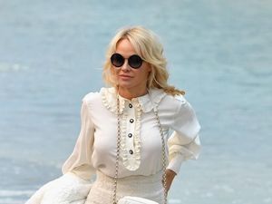 Pamela Anderson Ogah Nonton Biopik Dirinya yang Diperankan Lily James