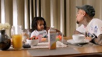 Ini nih momen manis kedekatan Chris dengan sang putri, sambil sarapan pagi dengan semangkuk sereal dan susu putih. Chris terlihat sibuk menemani sang putri saat sedang makan. Foto: Hollywood - Istimewa
