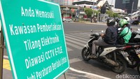 Plang sosialisasi itu dipasang di beberapa titik di Jalan Sudirman-Thamrin, Jakarta.