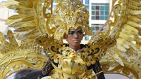 Para peserta yang tampil di Transmart Fashion Carnaval ini didominasi dari kelompok kesenian di masing-masing wilayah. Pool/Transmart.