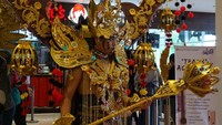 Tampil menelusuri tiap lantai Transmart Carrefour, penampilan seluruh peserta Transmart Fashion Carnaval ini menjadi daya tarik pengung Transmart Carrefour hari Sabtu kemarin. Pool/Transmart.