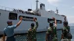 KRI Makassar Angkut Pengungsi Korban Gempa Palu