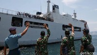 Para penumpang melambaikan tangan dari atas kapal sesaat sebelum berangkat menuju Makassar.