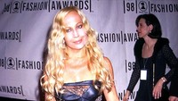 Dan tentu saja Donatella Versace yang punya wajah unik dan cantik di saat muda. Diane Freed