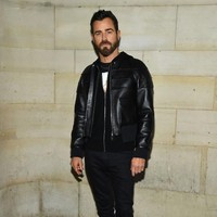 Aktris Justin Theroux menunjukkan kegagahannya dengan jaket biker kulit berwarna hitam. (Foto: Getty Images)