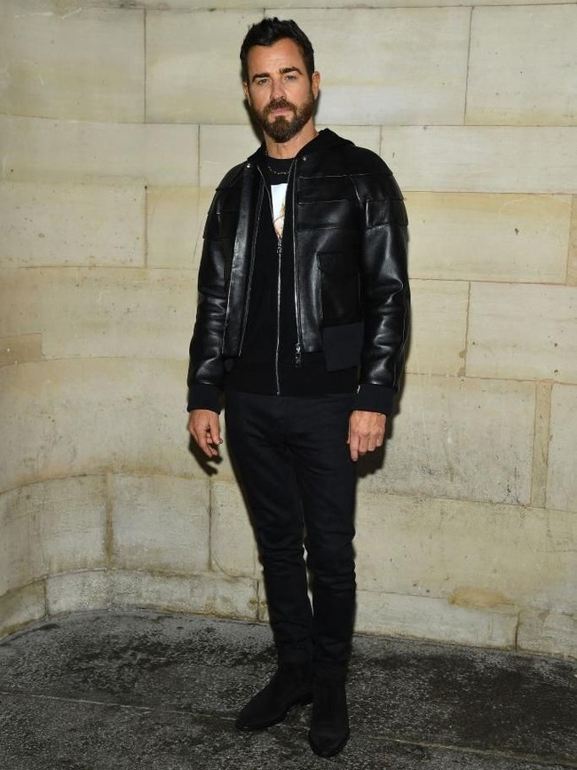 Aktris Justin Theroux menunjukkan kegagahannya dengan jaket biker kulit berwarna hitam. (Foto: Getty Images)