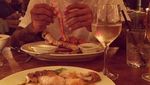 Sempat Dekat dengan Agnez Mo, Ini Pose Chris Brown Saat Makan Kepiting