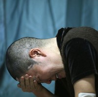 Lima tahun berlalu setelah operasi plastik tersebut, Kim kini harus berjuang menyembuhkan dirinya dari masalah kesehatan. Efek operasi plastik, dia tidak bisa menutup matanya dan hidungnya tidak berhenti mengeluarkan cairan. Wanita 49 tahun itu pun kini hidup menganggur dan menderita depresi. Foto: REUTERS/Kim Hong-Ji