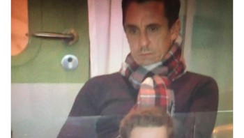 Fans MU termenung yang adalah Gary Neville. Foto: istimewa