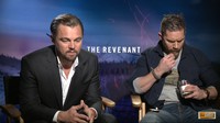  Saking sukanya dengan makanan manis, Hardy bahkan sempat melahap chocochips di tengah wawancaranya bersama Scott Carty. Kala itu ia dan Leodarno DiCaprio sedang ditanyai soal film The Revenant. Foto: YouTube Scott Carty