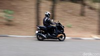 Dan beberapa kelemahan motor ini adalah bagasi jadi lebih sempit karena baterai lithium-ion. Bagasi PCX konvensional 28,8 liter, di PCX Hybrid menjadi 23,2 liter, sama seperti PCX konvensional, ABS hanya ada 1 di depan, sistem hybrid tak membantu banyak dalam hal keiritan bahan bakar, dan juga Harga yang terpaut sangat jauh.