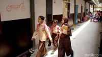 Shelter Kampung Kunir pun dibangun senyaman mungkin bagi para warga korban penggusuran Kampung Kunir. Berbagai fasilitas disediakan untuk membantu warga dalam beraktivitas sehari-hari.