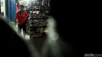 Namun sejak ground braking oleh mantan Gubernur DKI Jakarta Djarot Saiful Hidayat pada Juni 2017 lalu, hingga kini renovasi Pasar Blok A tidak kunjung selesai.
