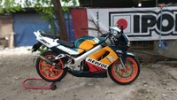 Sangking cintanya, Tommy membuka bengkel spesialis NSR (Patria Techno) yang bermarkas di Jl. M. Yusuf No. 24, Depok 2, Jawa Barat untuk melayani servis rutin hingga restorasi dengan tema back to original. Foto: Ridwan Arifin/detikOto
