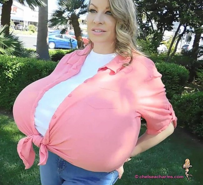 Tentu saja penampilannya jadi terlihat aneh. Dengan tubuh yang tidak terlalu besar, namun Chelsea punya ukuran payudara yang tak lazim. Foto: Instagram (@therealchelseacharms)