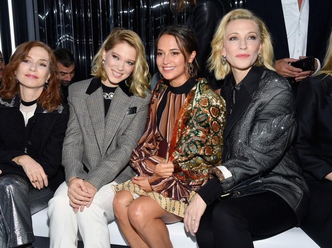 Aktris Cate Blanchett juga tak melewatkan fashion show Louis Vuitton. Busana serba hitam jadi andalannya. (Foto: Getty Images)