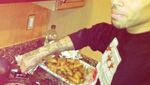 Sempat Dekat dengan Agnez Mo, Ini Pose Chris Brown Saat Makan Kepiting