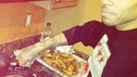 Selain jago nyanyi, mantan kekasih Rihanna ini juga handal memasak. Ini pose serunya saat memasak ayam goreng, dalam jumlah besar! Foto: Hollywood - Istimewa