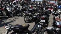 Puluhan sepeda motor mengantre BBM. REUTERS/Athit Perawongmetha.