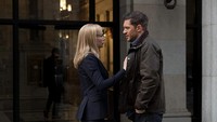 Eddie pun sempat keceplosan soal data yang didapatnya dari sang kekasih, Anne Weying (Michelle Williams), saat mewawancarai Drake yang mengakibatkan dirinya dipecat dan putus cinta. Dok. Sony Pictures